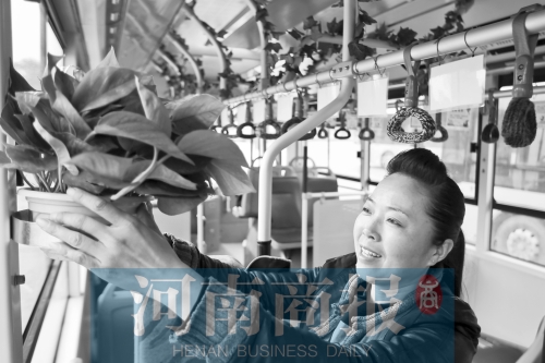 ���ݹ���܇�L(zh��ng)�㹫�� Ů��Ҳ픰�߅��