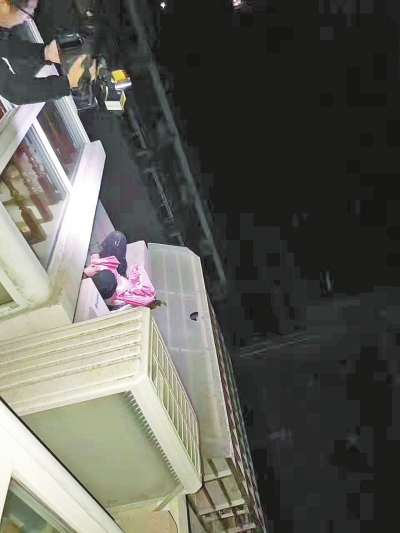 老賴為躲避法院執(zhí)行 身裹被單藏身5樓空調(diào)外機平臺