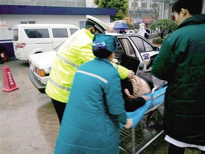 兩地警車接力救發病老人 20多公里路17分鐘跑完