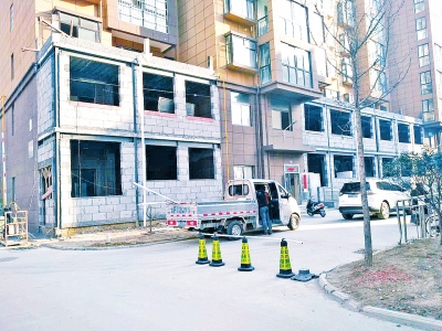 周口一小區(qū)臨街住宅胖了一圈 回應(yīng):系違章建筑