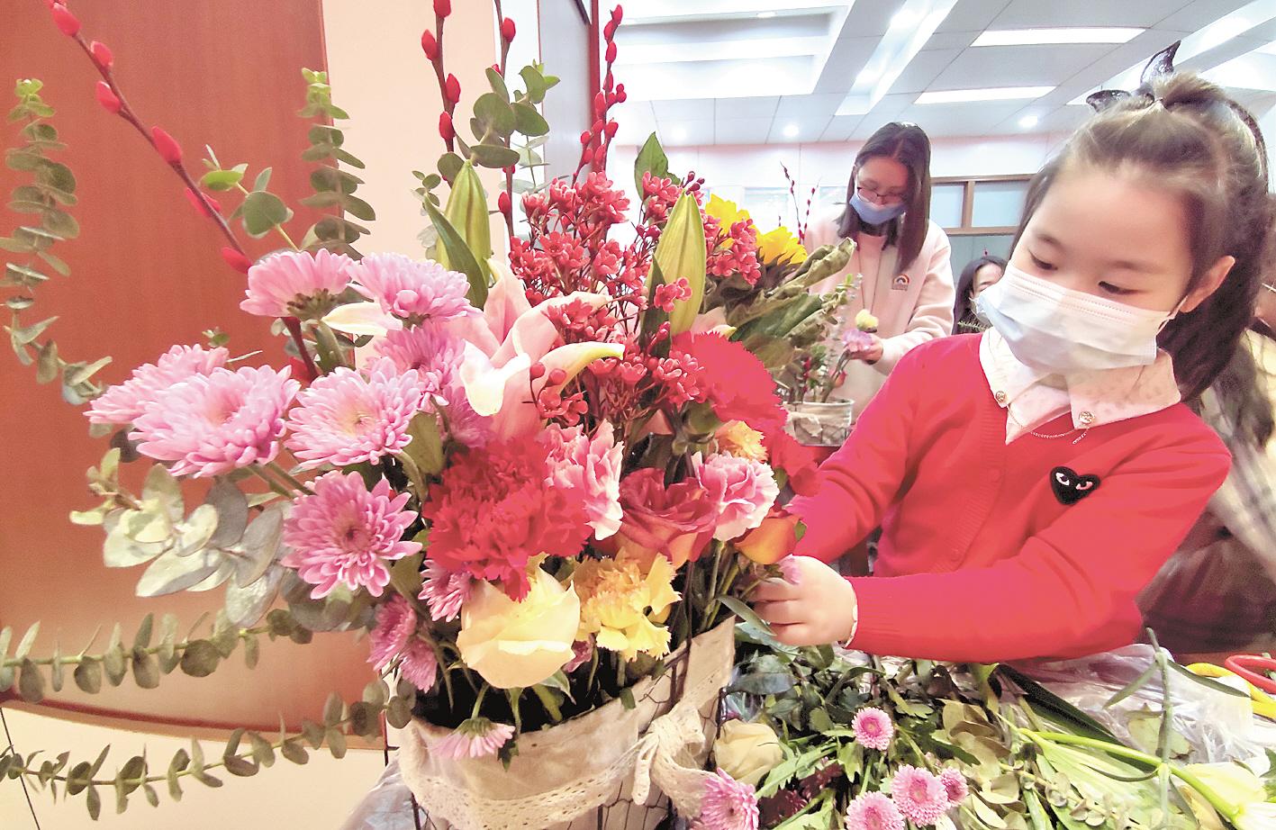 2��3�գ���h�н��h�^�ƼҶ���^��С������־Ը�ߵ�ָ���£�������Լ�ϲ�g��ӭ���{�����@�� ��ҕ��W ���L�� �z��