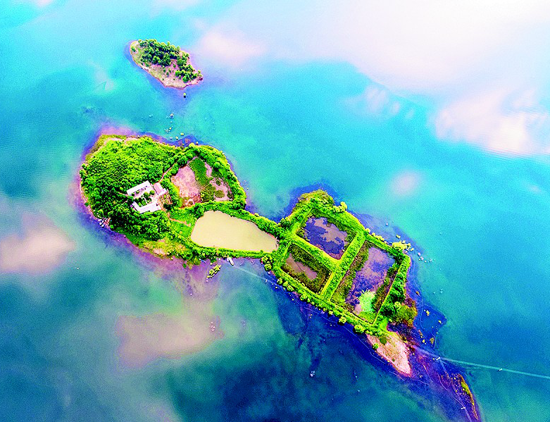 連日來,荊門漳河藍天如洗,朵朵白云倒映在漳河的碧水之間,猶如天空之境,如夢如幻,讓人流連忘返。