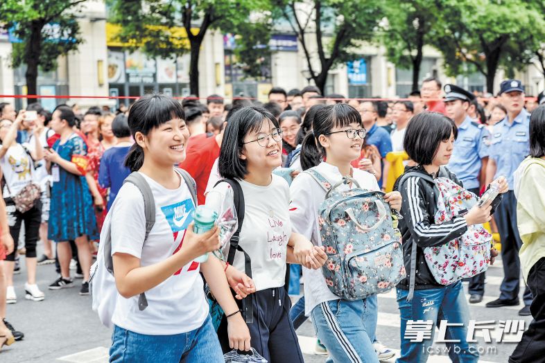 昨日上午,考生們走進長沙市實驗中學考點。長沙晚報記者 陳飛 攝