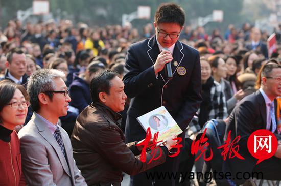 ����һ��ë����ְ���Ů�����ԡ�