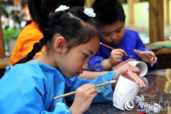 南寧市南棉幼兒園小朋友做手工