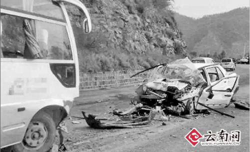 麗江一中巴與轎車迎頭相撞4人遇難4人傷(圖)