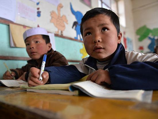 甘肅省東鄉縣龍泉鄉北莊灣村小學,學生們在上數學課(3月16日攝)。 新華社記者 陳斌 攝