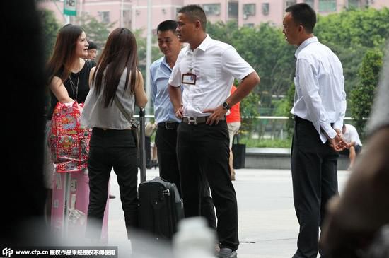 ���϶��B�m���(2014��9��10�ա�11�ա�12��)֮���_���^�Ϻ��ֵ��k���ڰ��ɳ������F·�������_����܇վ��ʮ�׼҆�λ���_����܇վ���_������ӑ���ߡ����P���Tֱָ�@һ�����������10��֮�á��º�һ��Ʊ���c�⵽ͣ�I�{�飬�_����܇վ�V���ϵ�Ʊ؜�����ஔ�Lһ�Εr�g��Ҳ�N���E�ˡ�����һ��r�g��2015��7��6�պ�7��7�գ�ӛ���ٴΰ��L�l�F���@ȺƱ؜���ֻ؁��ˣ��@���治��һЩ����ף��������͵ĵ��c���������_����܇վ��Ʊ�d���T�ڣ����������_��Ʊ������������4�ң��_������������֮�ݡ��D�鴩�����܇վ�ˆT�ķ��b�����Ӻ���ǰ�������^�Ĺ����Ƶġ�Ʊ؜�ӡ����քݺ�վ���H�����_�ԡ�