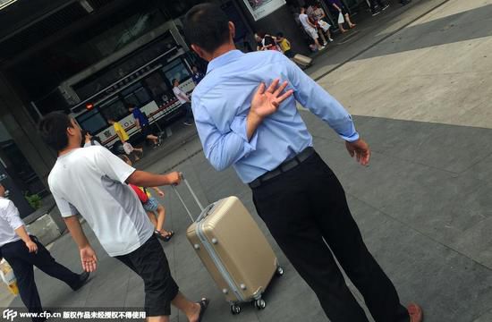 7��6�����磬���_����܇վ�V����ڵ����̎���@����ͨ����Ʊ̎�ıؽ�֮·�������ĳ˿���࣬ʮ����Ʊ؜�ӷ�ɢ�ڸ��������r�rס�^�������ˣ���Ҫ���L;��܇ô?��ͬ�r��ָ���h̎��ʾ��Ҫ�������IƱ���е����ˌ�����֮������Ҳ��������ͣ�����_�������Ҹ��SƱ؜���x�_���D�顰Ʊ؜�ӡ���ͬ�������İ�ʾ�քݣ��@�ք��Ǹ��Vͬ��Ʊ�r���١�