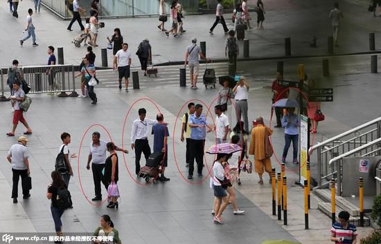 �����_����܇վǰ�ďV����֮�⣬Ʊ؜�ӂ����I���������U�����_����܇վ����̎����Ʊ؜�ӵȺ��ڴˣ�ֱ����ʄ����Ļ�܇վ��վ����Ⱥ�������_����܇վ���ǵĴ��T�ڣ�ͬ���Ў���Ʊ؜�ӵȺ��ڴˣ����r���^���ĳ˿ʹ�Ԓ�����ȥ��9�£����c���͵ļ�ðƱ؜���˔����H�]�Мp�٣�����������������Ȼ��ͬ�ӵ��b�磺�{ɫ�Ʒ��������ס��������ƣ�Ů������������㡣���⣬߀�С��������������tɫ�R�׵ġ��������꠳ɆT���������ǡ������ˆT�����c�������͵���鮔�С��D���_����܇վ�V����Ʊ؜�ӡ����Ѽ�ð�����ˆT���_�˿�ُ�߃rƱ��