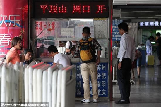 ��2014��9���϶�ӛ�߰��L����r��ȣ���ðƱ؜�����_�ķ�ʽ����׃������ǰ���_�g�У��˿ͱ�����Ʊ�����ģ��ڽ����X֮�󣬲��]���Iȡ�κε�܇Ʊ�����ǽ���Ĳ��L�У��˿��ڸ��X֮�󣬿����õ�һ�����lƱ�����o�˿�һ�N�����Ԟ��Լ����X֮���õ���܇Ʊ���S�󣬳˿ͱ�Ʊ�����ĵĹ����ˆT����܇վ����܇վ����ӬF������Ʊ�����IƱ���S�󽻵��˿����У��˕r���ĵĳ˿͕��l�F��Ʊ���ϵăr���h�����Լ���ǰ֧���oƱ؜�ӵăr�񡣶��@����Ĳ�r�ͱ�Ʊ؜��ٍ���ˣ����Ǵ˕rƱ؜�����x�_���˿��y�Ի��^�Ҍ������X���ڰ��ɳ���ؓ؟������ʾ��Ҫ�C��Ʊ؜�����_����Ҫ�������C��朣�ץ�F�У���Ҫ�˿�ָ�J�����Ǻܶ�˿͛]�Еr�g���ɳ�������{�飬���Ԍ��o�����@�N�y���M�и��Ρ��ڰ��ɳ�����ݠ�^���w��܇վ�V���ϣ���Ʊ���������ڵĵ�䁣������]�Й���ȥ�������_����܇վ���f���ǣ�����Ʊ؜�ӂ������ڏV�������_���]���M��܇վ�ą^������Ҳ�o���M�й��������F·�������_��ʾ����̎�О���Ҫ�������T��ϣ��Ϊ�һ�����T�����������y�ȡ��D��һ����Ʊ؜�ӡ�឵�һ���˿�ǰ��λ�ڻ�܇վһ�ǵġ��۾��|Ʊ�����ġ�����ُƱ��