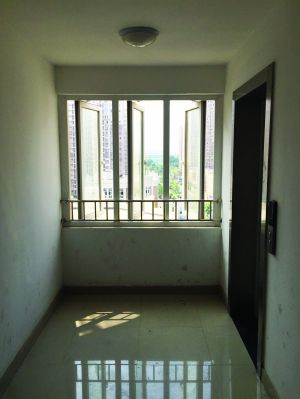 孩子就是從這扇窗戶墜落的