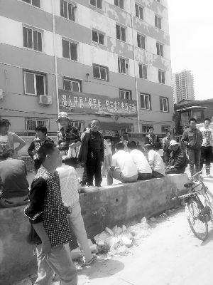 �ϰ��˾ۼ��ڷ�ƺ���ί���k����ǰӑҪ���Y��