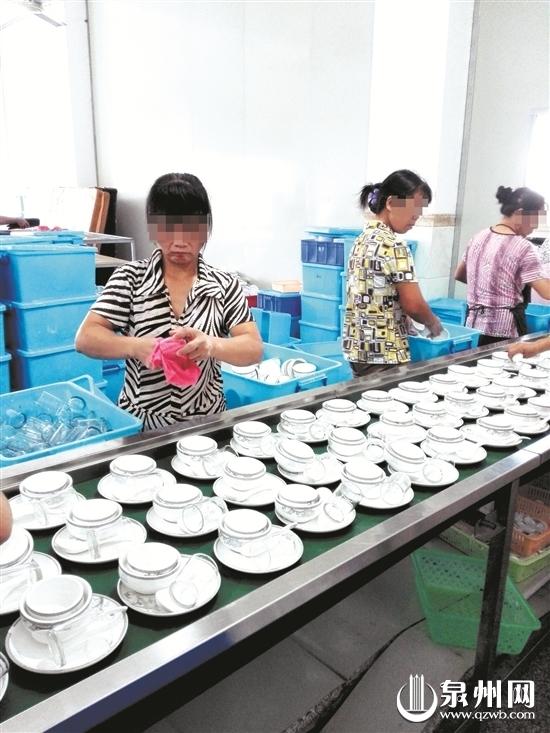 福建泉州多家餐具消毒廠環境堪憂 地板污水橫流