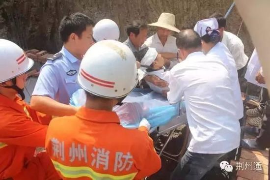 湖北工人施工時從樓上跌落 喉嚨遭鋼筋刺穿(圖)