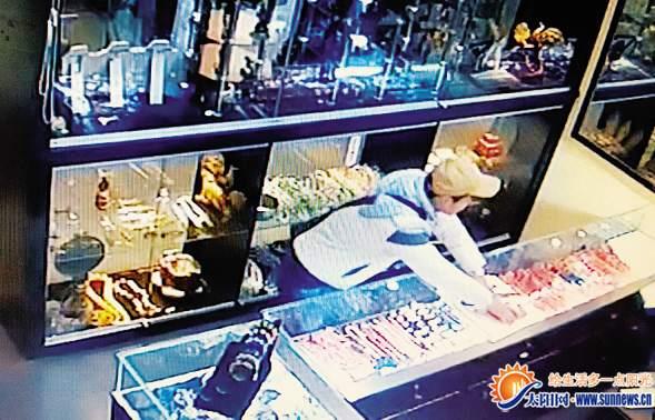 男子2秒搶幾十萬(wàn)元元珠寶 7分鐘被抓還欲花錢收買