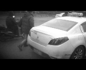 談好價格后,出租車司機去發動車輛