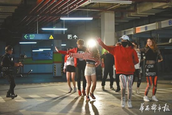 1��26�գ��ɶ��д���·ĳ���֘ǣ���ҹ12�c�^����������߀�ڵ���܇���Ĕz��