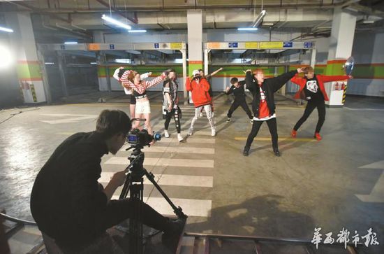 每天,練習生們的時間都安排得滿滿的。