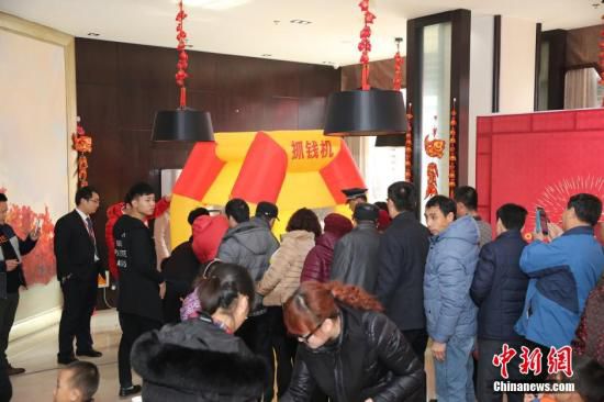 �Y�ψD��2016��2��27����ɽ�|�|�I���������������̼��O�õġ����X�C���ȓ����w�������ţ�����������Św�������������ڷ��خa�Ј�������ɽ�|�|�I��ĳ�ǱP��������ǰ���������������ۘ�̎���b�ˡ����X�C���������������ų��Lꠡ����X�����������y�̼��������� �DƬ��Դ��ҕ�X�Ї�