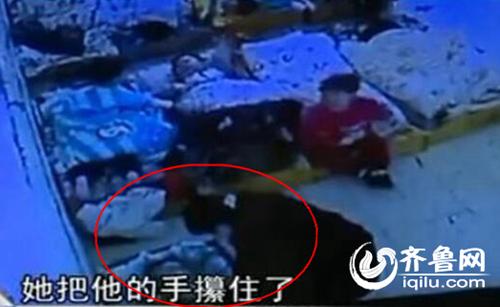 孩子午睡時(shí)候睜眼,老師攥住孩子的手,打臉。