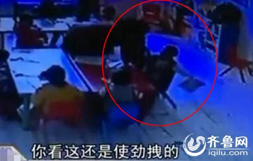 孩子上課時(shí)被老師拖拽。(紅圈中拿書者系孩子)