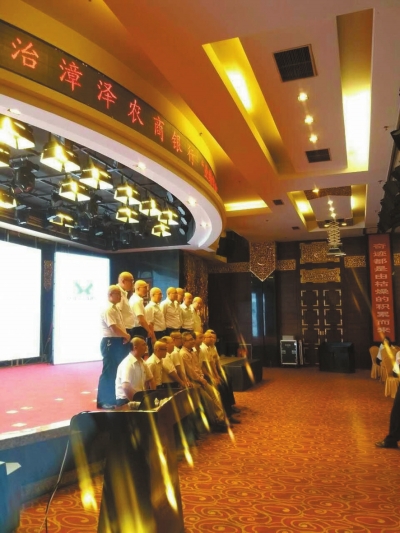 后排員工全被剃成光頭,前排員工被剃成“陰陽頭”。知情者供圖