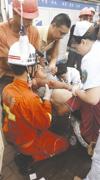 6日6時27分左右,遂寧河?xùn)|新區(qū)某工地上,38歲的工人林軍做工時,不慎從5樓墜落至3樓,其背部和側(cè)身插入5根鋼筋。隨后,林軍被送往遂寧市中心醫(yī)院河?xùn)|分院救治。經(jīng)過長達(dá)6小時的手術(shù)搶救,5根鋼筋全部取出,幸運(yùn)的是,鋼筋沒有傷及內(nèi)臟。不過,林軍目前仍在重癥監(jiān)護(hù)室,截至記者發(fā)稿時還沒有脫離生命危險。