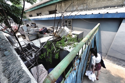 胡同內雜物堆積近4個月,居民出行受到影響。京華時報記者陶冉攝