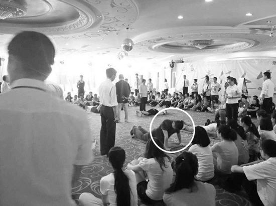 拓展訓練現場,正在做俯臥撐的就是楊先生。圖片由受訪者提供