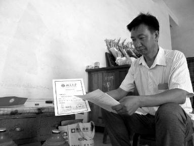 女兒收到北大錄取通知書(shū) 農(nóng)民父母為學(xué)費(fèi)發(fā)愁