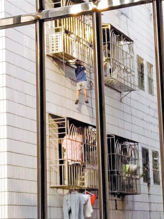 ������(b��o)Ӎ ӛ������񡢌�(sh��)��(x��)�������zӰ��(b��o)����8��11������5�r(sh��)30���S�����������^(q��)�Ϟ��ֵ�����(sh��)����^(q��)�l(f��)���˼��@�U(xi��n)�ָ��˵�һĻ����H4�q����ͯ��(����)�ø�ĸ���ڼң�͵͵�������˴��_(t��i)���Y(ji��)���^���������Ƿ��I�W(w��ng)�����w�ҿ��x�،���20�׸�(Ҋ(ji��n)С�D)��ǧ�xһ�l(f��)֮�H��һ�����ĵġ����e�硱ͽ���������ǣ������(sh��)ʩ�I(y��ng)��(Ҋ(ji��n)�҈D)��