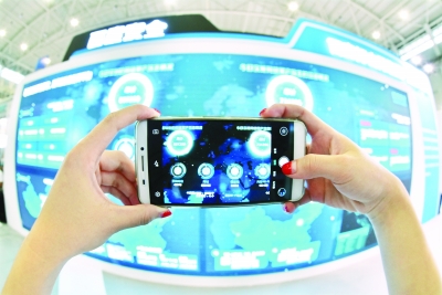 百度安全展區LED屏幕上實時更新被攔截的詐騙信息