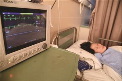 躺在病床上的孫大媽。