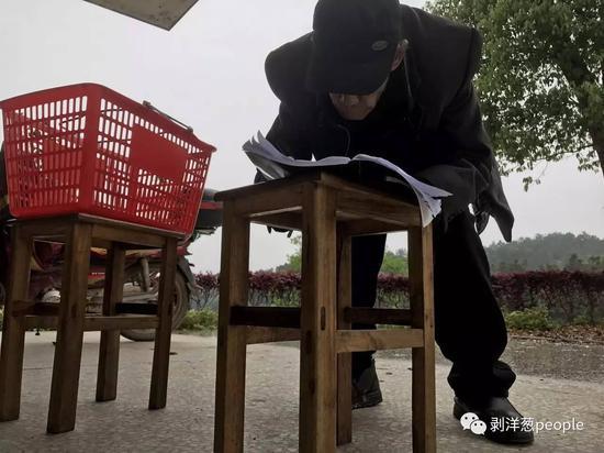 在治療肺結核的醫院里,陳振杰每天幫病友登記伙食、送飯。