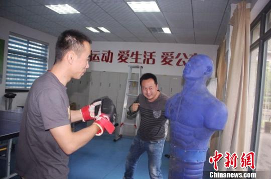 鄭州公交設“發泄室”車長可暴打沙袋釋放壓力