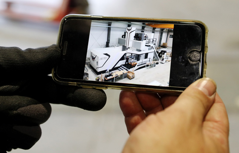 德國(guó)工程師馬丁·霍爾茨海德在安裝現(xiàn)場(chǎng)用手機(jī)展示“金牛座”龍門銑床安裝完成后的效果圖 德國(guó)工程師馬丁·霍爾茨海德在安裝現(xiàn)場(chǎng)用手機(jī)展示“金牛座”龍門銑床安裝完成后的效果圖