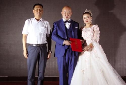 煙臺市希望辦主任谷勤海為新人頒發證書