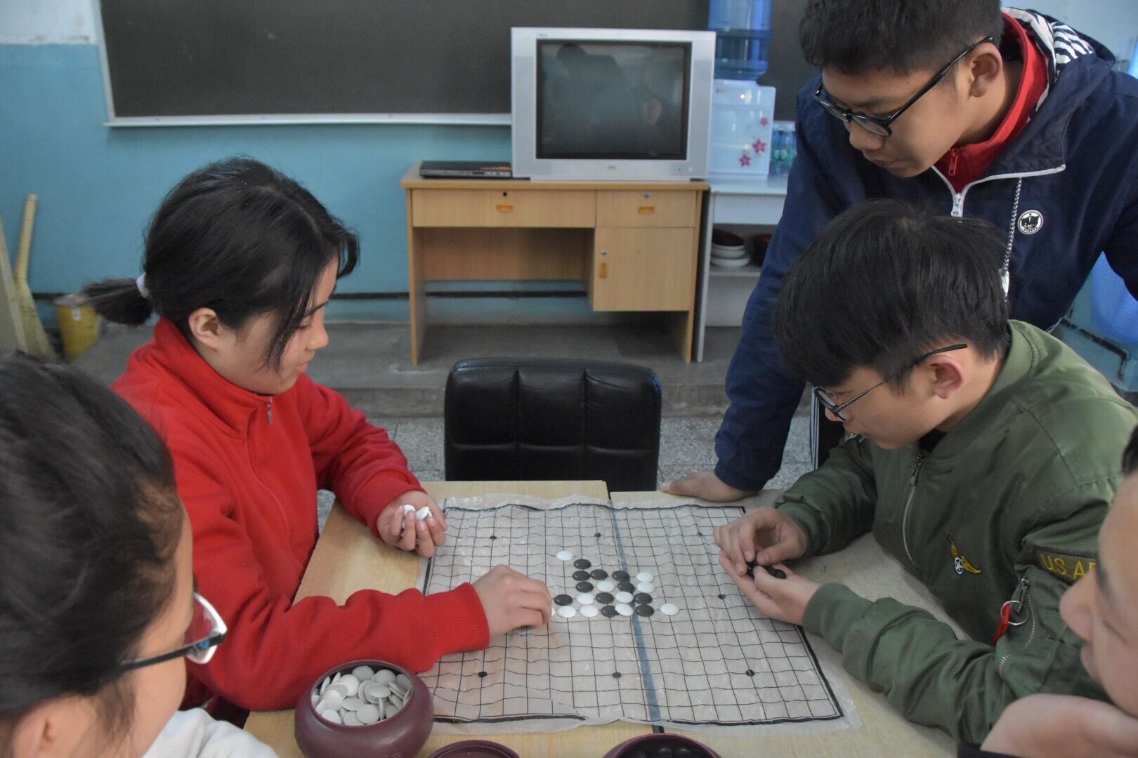 “媽媽,請聽我給您唱首歌”——30名非典型“留守兒童”的春節晚會 “媽媽,請聽我給您唱首歌”——30名非典型“留守兒童”的春節晚會