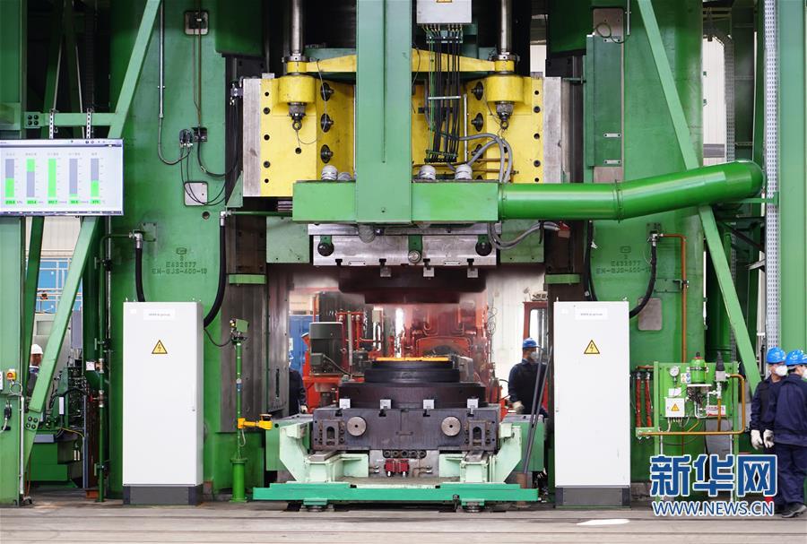 (經(jīng)濟)(1)中航重機200MN電動螺旋壓力機在西安投入使用